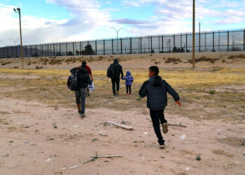 Migrantes revelan alza en uso de “coyotes” y de sus costos