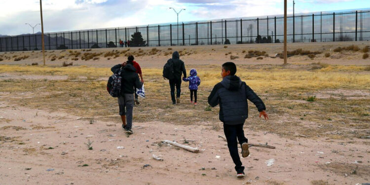 Migrantes revelan alza en uso de “coyotes” y de sus costos