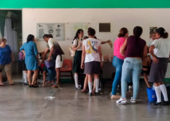 Golpe de calor provoca 50 desmayos en alumnos de secundaria de Veracruz