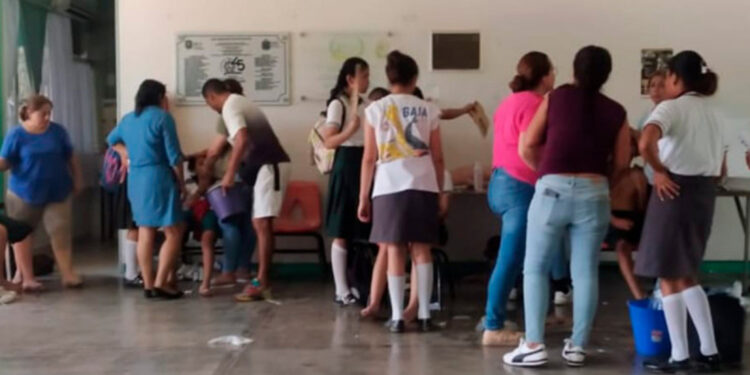 Golpe de calor provoca 50 desmayos en alumnos de secundaria de Veracruz