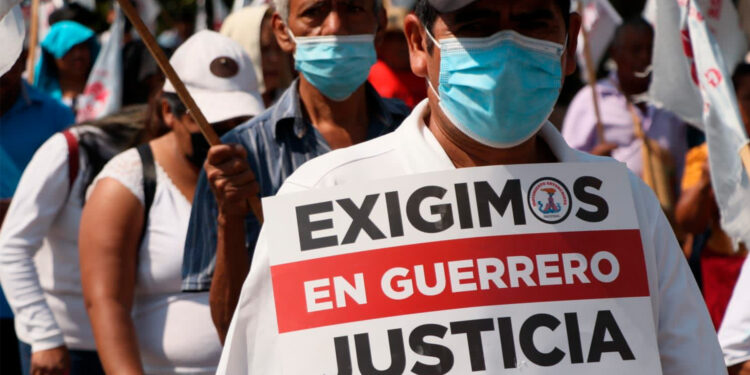 Antorchistas caminan en Guerrero por la paz y justicia para Conrado y Mercedes