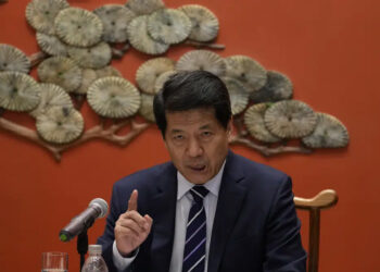 Enviado de China para la paz pide a países que dejen de enviar armas a Ucrania