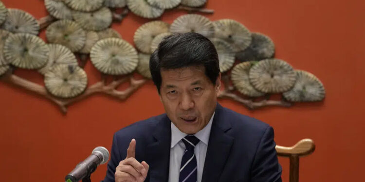 Enviado de China para la paz pide a países que dejen de enviar armas a Ucrania