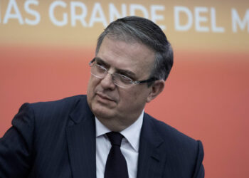 Ebrard anuncia su renuncia para buscar candidatura de Morena
