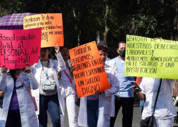Personal de salud de CDMX protesta por precarización laboral y rechazo al IMSS-Bienestar