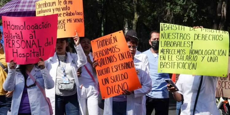 Personal de salud de CDMX protesta por precarización laboral y rechazo al IMSS-Bienestar