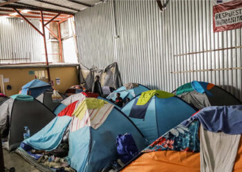 Migrantes mexicanos desplazados por la violencia acaparan la frontera en Tijuana