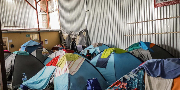 Migrantes mexicanos desplazados por la violencia acaparan la frontera en Tijuana