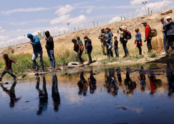 Ni la mitad de migrantes detenidos en frontera de EE.UU. logran asilo