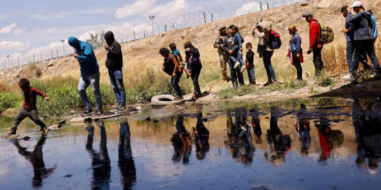 Ni la mitad de migrantes detenidos en frontera de EE.UU. logran asilo