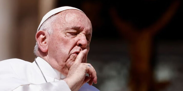 Operan al papa Francisco; concluye sin complicaciones, informa el Vaticano