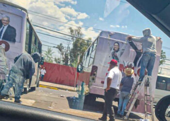 Tapizan transporte de CDMX en apoyo a Sheinbaum