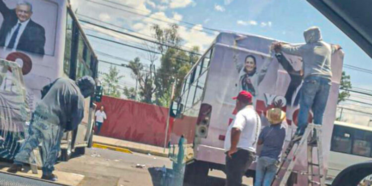 Tapizan transporte de CDMX en apoyo a Sheinbaum