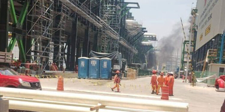 Explota pipa de diésel en la refinería de Dos Bocas, Tabasco