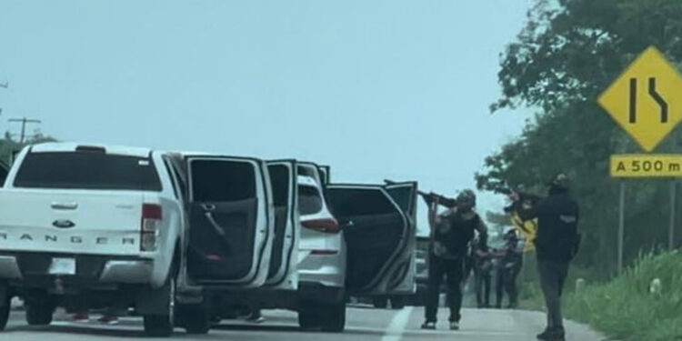 Grupos armados secuestran a 14 policías en Chiapas