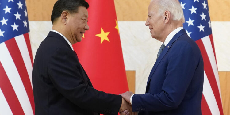 Pekín califica de “absurdo e irresponsable” comentario de Biden que tacha de dictador a Xi Jinping
