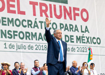 Aplican acarreo para llenar el Zócalo por 5 años de gobierno de AMLO; niega “narcoestado”