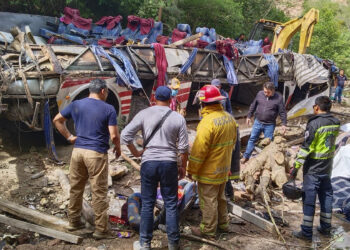 Autobús cae a un barranco en Oaxaca; reportan 27 muertos