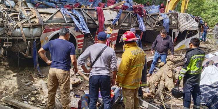 Autobús cae a un barranco en Oaxaca; reportan 27 muertos
