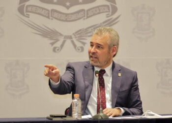 Gobernador de Michoacán acusa a sacerdotes de tener nexos con el narco