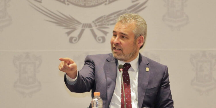 Gobernador de Michoacán acusa a sacerdotes de tener nexos con el narco