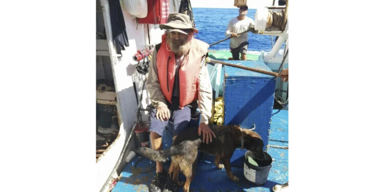 Atunero mexicano rescata a australiano perdido en el Océano Pacífico