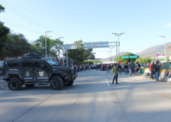 Pobladores de Guerrero bloquean por segundo día la Autopista del Sol