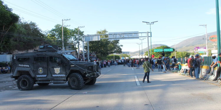 Pobladores de Guerrero bloquean por segundo día la Autopista del Sol