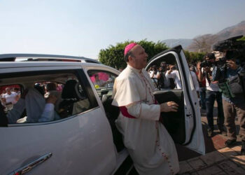 Obispo de Apatzingán reta a Bedolla para probar acusaciones