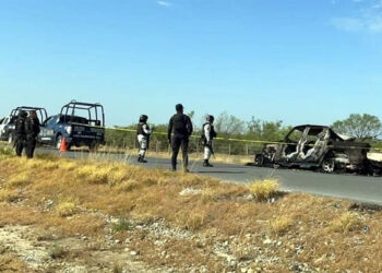 Hallan tres cuerpos calcinados dentro de un vehículo en Nuevo León