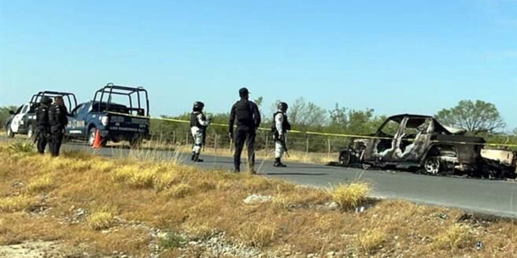 Hallan tres cuerpos calcinados dentro de un vehículo en Nuevo León
