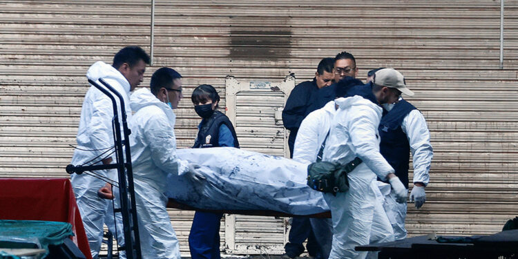 Sicarios queman a ocho personas en Central de Abasto de Toluca