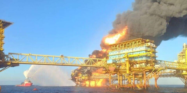 Pemex reportan seis heridos por explosión de plataforma en Campeche