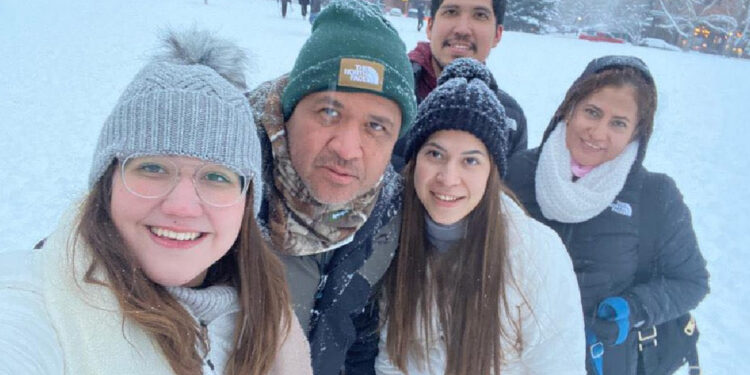 Muere familia de Nuevo León por caída de helicóptero cerca del Everest