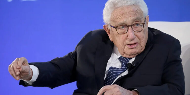 Ministro de Defensa de China se reúne con Kissinger en Pekín