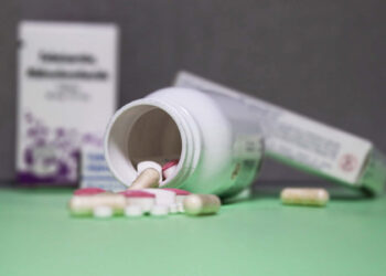 Desabasto de medicamentos crea mercado negro