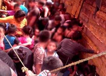 Encuentran dos camiones con más de 300 migrantes hacinados en Veracruz