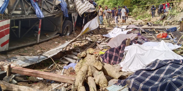 Van 29 muertos por accidente de autobús en Oaxaca