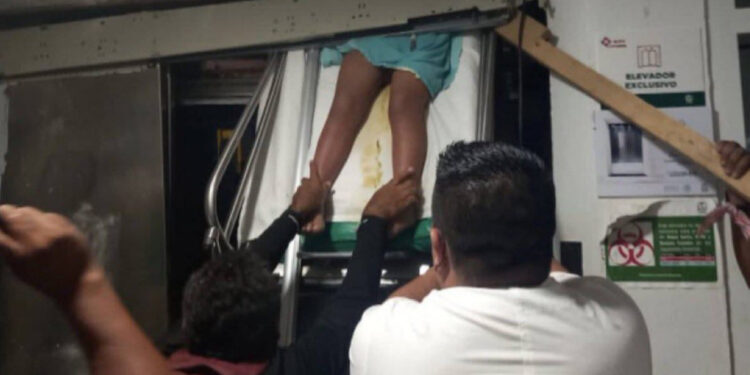 Niña muere prensada en un elevador del IMSS en Quintana Roo