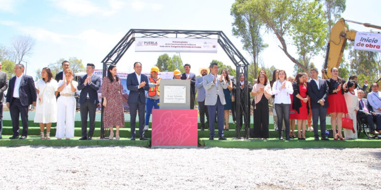 Colocan primera piedra por construcción de nueva sede del Congreso de Puebla