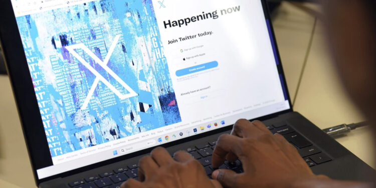 Adiós al pájaro azul: Elon Musk cambia logotipo de Twitter por una X