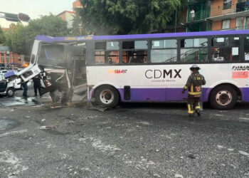 Tráiler choca con unidad de transporte público: hay 21 heridos