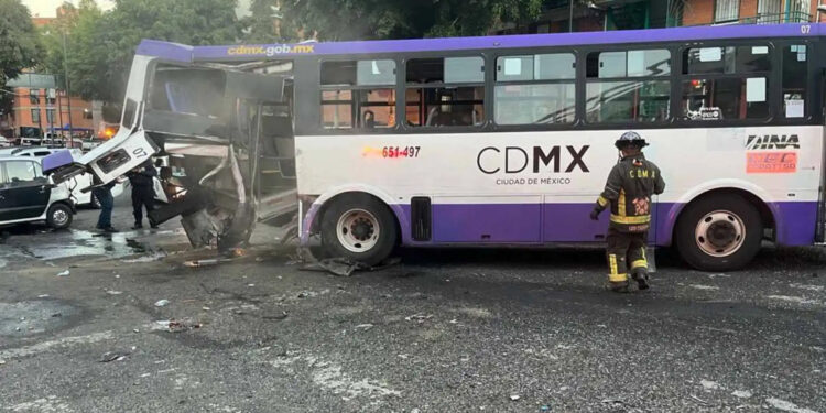 Tráiler choca con unidad de transporte público: hay 21 heridos