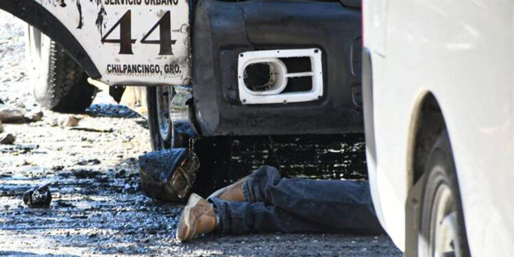 Atacan a balazos paradero de ‘combis’ en Chilpancingo: matan a choferes y pasajeros