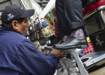 Pobreza “reduce” levemente, pero incrementa rezago educativo y acceso a salud: Coneval