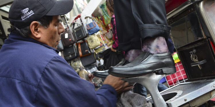 Pobreza “reduce” levemente, pero incrementa rezago educativo y acceso a salud: Coneval