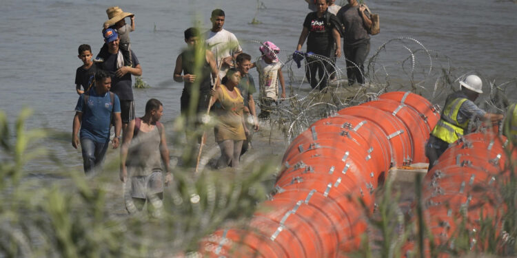 Hallan segundo cadáver en boyas flotantes del río Bravo