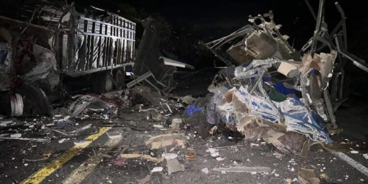 Choque de autobús que transportaba migrantes deja 16 muertos