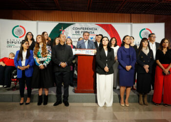 Oposición busca frenar distribución de libros de texto