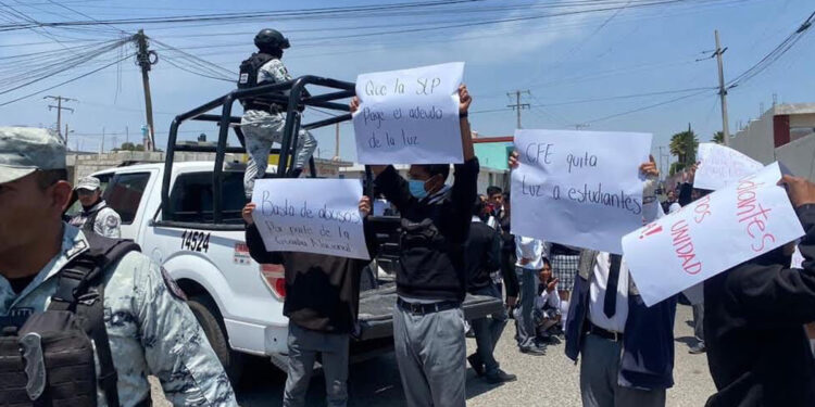 La CFE vs los estudiantes